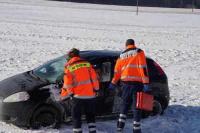 Talheim: Wegen starken  Schneeverwehungen von der Strasse abgekommen und in Strassengraben gelandet 